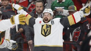 Eishockeyspieler der Vegas Golden Knights bejubeln ein Tor im NHL-Finale gegen die Carolina Hurricanes.
