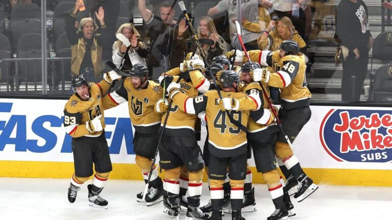 Spieler der Vegas Golden Knights bejubeln den entscheidenden Overtime-Treffer gegen die Carolina Hurricanes.