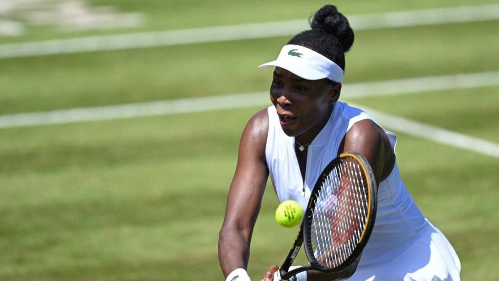 Venus Williams schlägt beim WTA-Turnier in Bad Homburg eine Vorhand auf dem Rasenplatz.