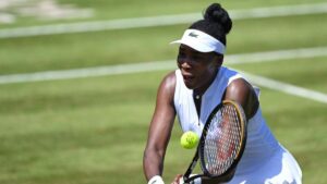 Venus Williams schlägt beim WTA-Turnier in Bad Homburg eine Vorhand auf dem Rasenplatz.