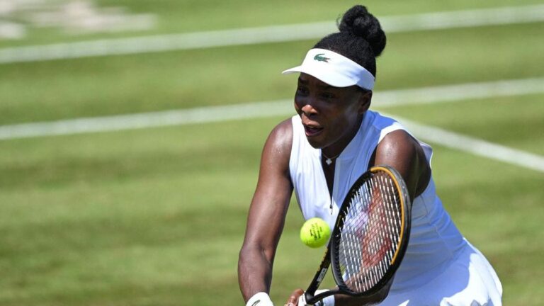 Venus Williams schlägt beim WTA-Turnier in Bad Homburg eine Vorhand auf dem Rasenplatz.