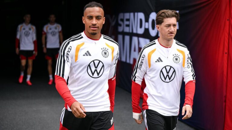Jamie Leweling im Trikot des VfB Stuttgart bejubelt ein Tor auf dem Spielfeld