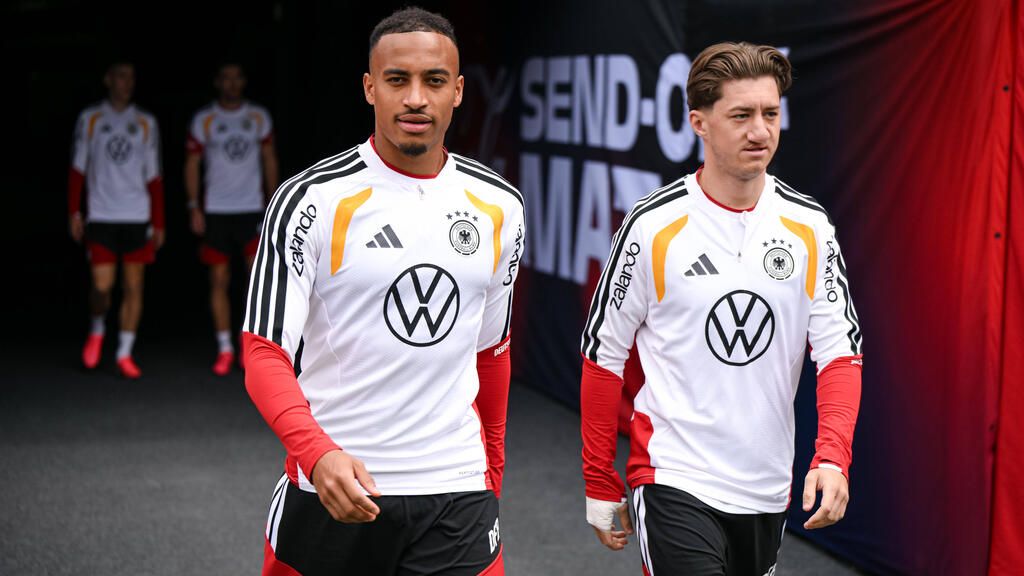 Jamie Leweling im Trikot des VfB Stuttgart bejubelt ein Tor auf dem Spielfeld