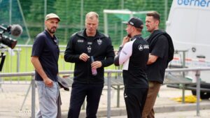Fabian Wohlgemuth, Sportvorstand des VfB Stuttgart, blickt konzentriert vom Spielfeldrand auf das Geschehen.