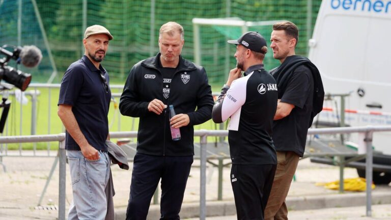 Fabian Wohlgemuth, Sportvorstand des VfB Stuttgart, blickt konzentriert vom Spielfeldrand auf das Geschehen.