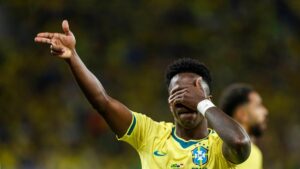 Vinicius Junior im Trikot der brasilianischen Nationalmannschaft auf dem Platz.