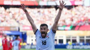 Aymen Hussein im Trikot der irakischen Nationalmannschaft beim Torjubel