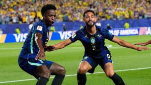 Vinicius Junior und Matheus Cunha bejubeln einen Treffer für Brasilien im WM-Spiel gegen Haiti
