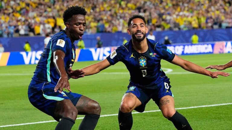 Vinicius Junior und Matheus Cunha bejubeln einen Treffer für Brasilien im WM-Spiel gegen Haiti
