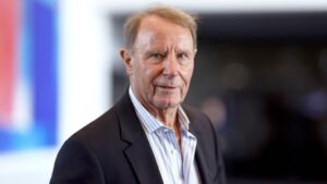 Berti Vogts blickt optimistisch, während Deniz Undav im Trikot der deutschen Nationalmannschaft jubelt.