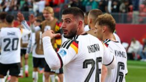 Deniz Undav jubelt im weißen DFB-Trikot mit der Player of the Match Trophäe bei der WM 2026.