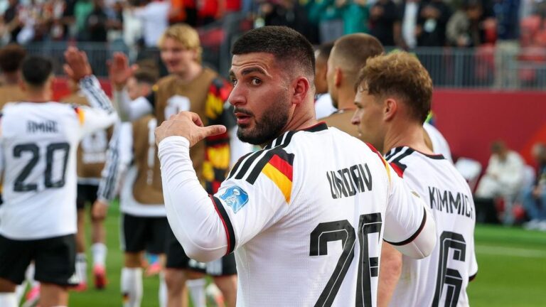 Deniz Undav jubelt im weißen DFB-Trikot mit der Player of the Match Trophäe bei der WM 2026.