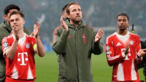 Collage von Fußballspielern bei der WM 2026 vor den Flaggen von England und Deutschland