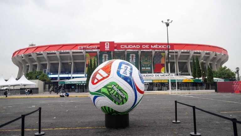 Popstar Shakira performt live bei der Eröffnungsfeier der Fußball-WM 2026 im Aztekenstadion in Mexiko.