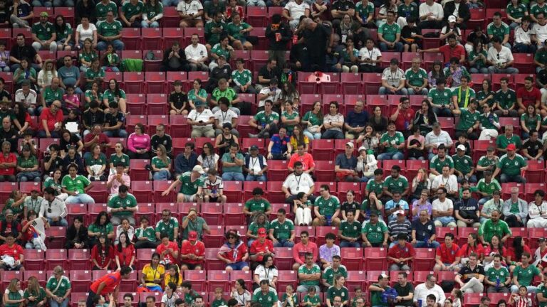 Leere rote Zuschauerplätze in einem Fußballstadion während einer Weltmeisterschaft