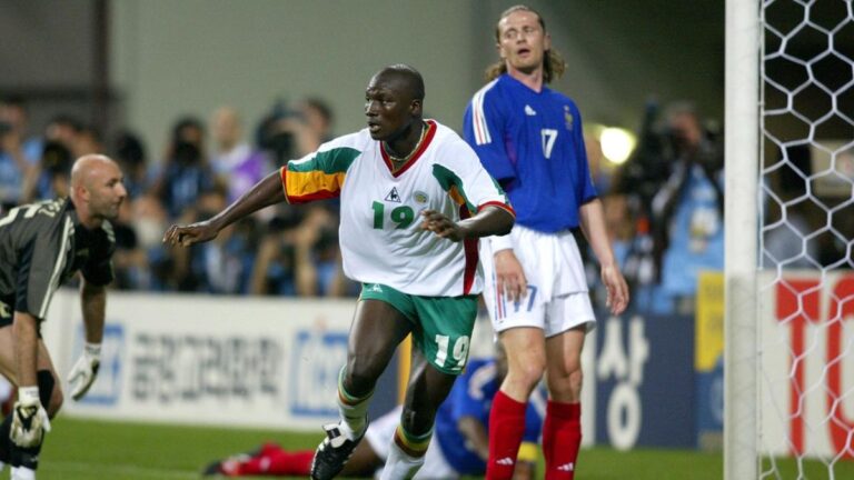 Zweikampf zwischen Spielern von Frankreich und dem Senegal auf dem Fußballplatz