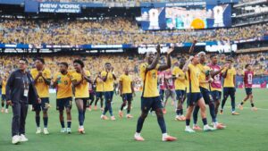 Ecuadors Nationaltrainer Sebastian Beccacece bejubelt mit seinen Spielern emotional einen Sieg bei der Weltmeisterschaft.