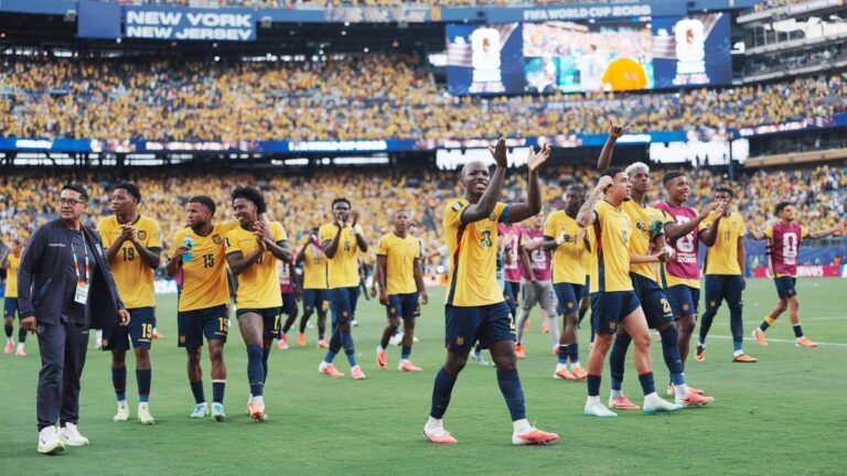 Ecuadors Nationaltrainer Sebastian Beccacece bejubelt mit seinen Spielern emotional einen Sieg bei der Weltmeisterschaft.