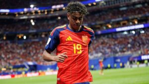 Lamine Yamal im Trikot der spanischen Nationalmannschaft am Ball während der WM 2026 in Atlanta