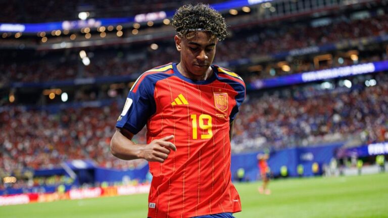 Lamine Yamal im Trikot der spanischen Nationalmannschaft am Ball während der WM 2026 in Atlanta