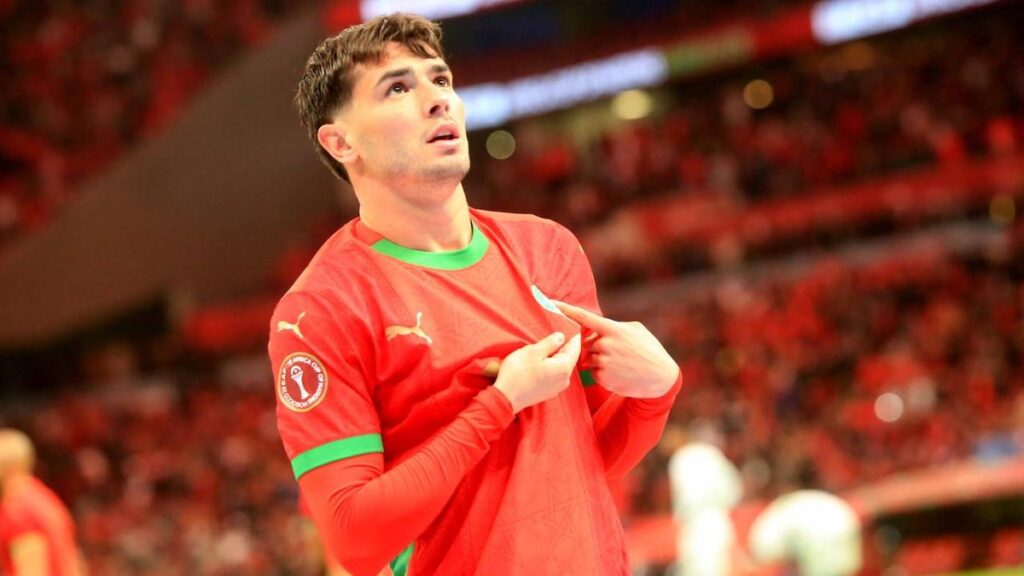 Marokkanische Nationalspieler bejubeln einen Treffer im roten Trikot bei der Weltmeisterschaft