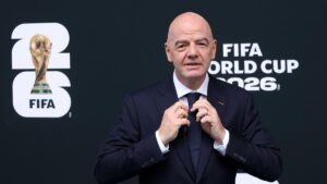 FIFA-Präsident Gianni Infantino blickt ernst während eines Spiels der WM 2026 auf der Tribüne.