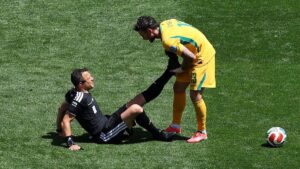 Schiedsrichter Felix Zwayer steht konzentriert auf dem Spielfeld bei der Fußball-WM 2026