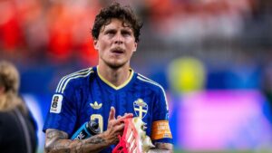 Schwedische und japanische Nationalspieler im direkten Zweikampf bei der Weltmeisterschaft 2026