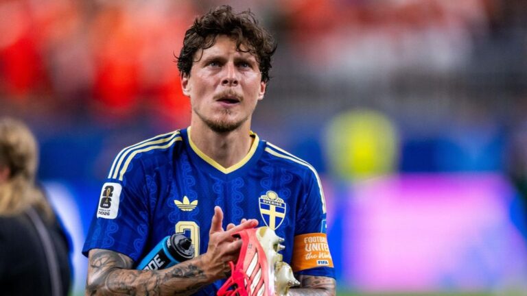 Schwedische und japanische Nationalspieler im direkten Zweikampf bei der Weltmeisterschaft 2026