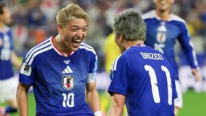 Japanische Nationalspieler bejubeln selbstbewusst den Einzug ins WM-Sechzehntelfinale 2026