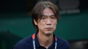 Der frustrierte südkoreanische Nationaltrainer Hong Myung-bo am Spielfeldrand bei der WM 2026.
