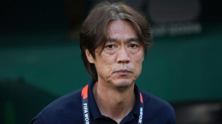 Der frustrierte südkoreanische Nationaltrainer Hong Myung-bo am Spielfeldrand bei der WM 2026.