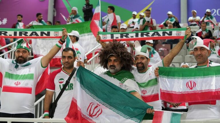 Enttäuschte iranische Fußballfans auf der Tribüne während eines Länderspiels