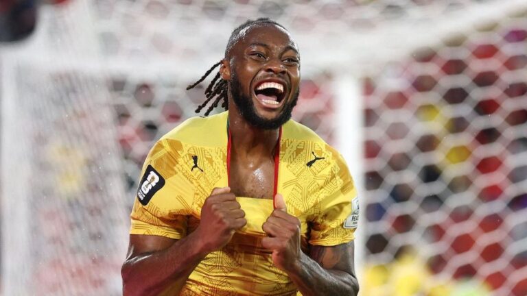 Antoine Semenyo im Trikot der ghanaischen Nationalmannschaft jubelt auf dem Spielfeld