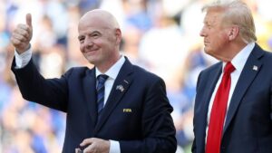 Gianni Infantino und Donald Trump stehen gemeinsam auf einer Bühne bei der Pokalübergabe eines Fußballturniers.