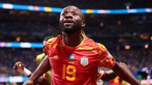 Jubelnde Spieler der DR Kongo nach dem historischen Einzug in die K.o.-Phase bei der Fußball-WM gegen Usbekistan