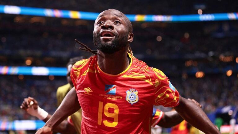 Jubelnde Spieler der DR Kongo nach dem historischen Einzug in die K.o.-Phase bei der Fußball-WM gegen Usbekistan