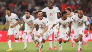 Jubelnde Spieler von Marokko nach dem Sieg im Elfmeterschießen gegen die Niederlande bei der Fußball-WM