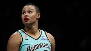 Satou Sabally im Trikot der New York Liberty auf dem Spielfeld mit fokussiertem Blick