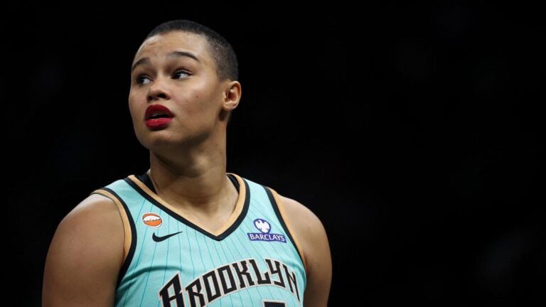 Satou Sabally im Trikot der New York Liberty auf dem Spielfeld mit fokussiertem Blick