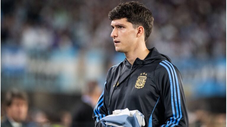 Leonardo Balerdi im Trikot der argentinischen Nationalmannschaft schaut enttäuscht auf dem Spielfeld.