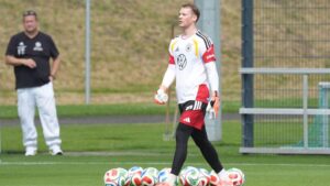 Manuel Neuer im Trainingsanzug der deutschen Nationalmannschaft mit nachdenklichem Blick
