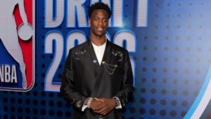 AJ Dybantsa posiert mit einer Cap der Washington Wizards nach seiner Wahl als First Pick im NBA Draft