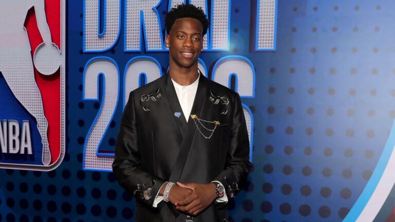 AJ Dybantsa posiert mit einer Cap der Washington Wizards nach seiner Wahl als First Pick im NBA Draft