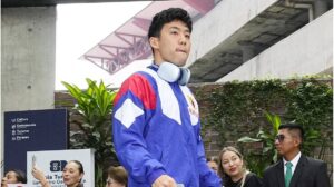 Wataru Endo im Trikot der japanischen Nationalmannschaft blickt enttäuscht nach unten