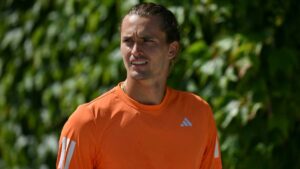 Alexander Zverev fokussiert vor einem Aufschlag auf dem Rasen in Wimbledon