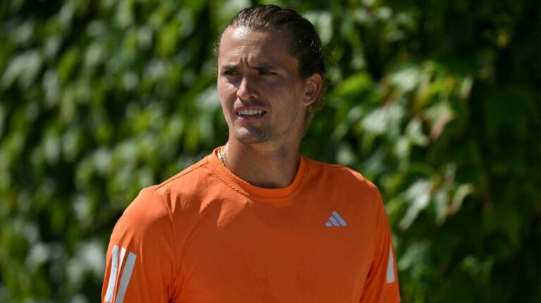Alexander Zverev fokussiert vor einem Aufschlag auf dem Rasen in Wimbledon