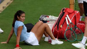 Tennisspielerin Emma Raducanu blickt enttäuscht auf den Rasenplatz in Wimbledon.