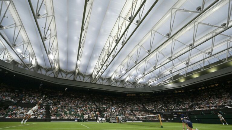 Ein Tennisspieler schlägt auf dem Center Court von Wimbledon auf