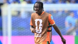 Yan Diomande im Trikot von RB Leipzig dribbelt mit dem Ball auf dem Spielfeld